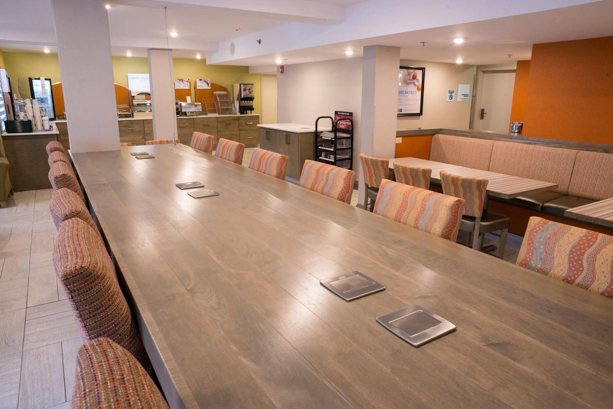 Holiday Inn Express Hotel & Suites Uptown Fredericton By Ihg Eksteriør bilde
